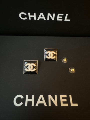 CHANEL Black Enamel Square Stud Earrings - Métiers d'Art 22A - 2.5cm
