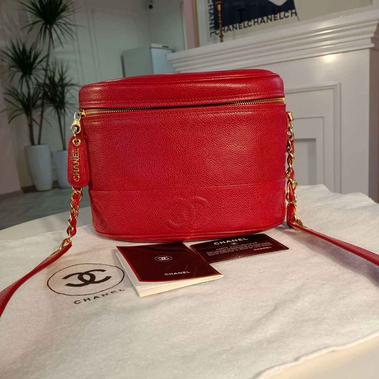 Chanel Red Caviar Leather Shoulder Bag with Gold Hardware -  authenticity card, dust bag and documentation (22×16cm) Serial 4308786-A-Grade