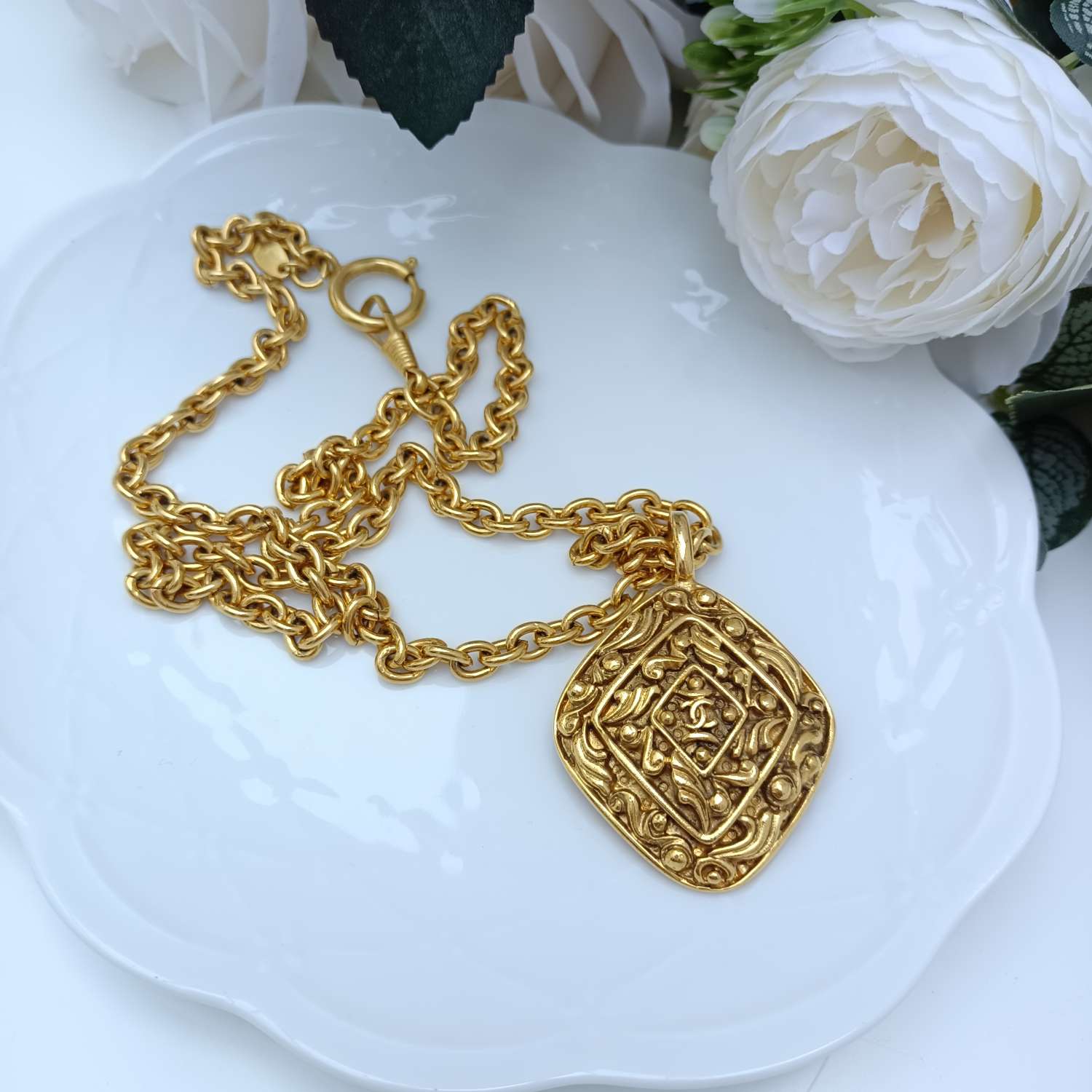 Chanel Vintage 1990s Gold-Plated Grapevine & Diamond Motif Sweater Chain - Grade A