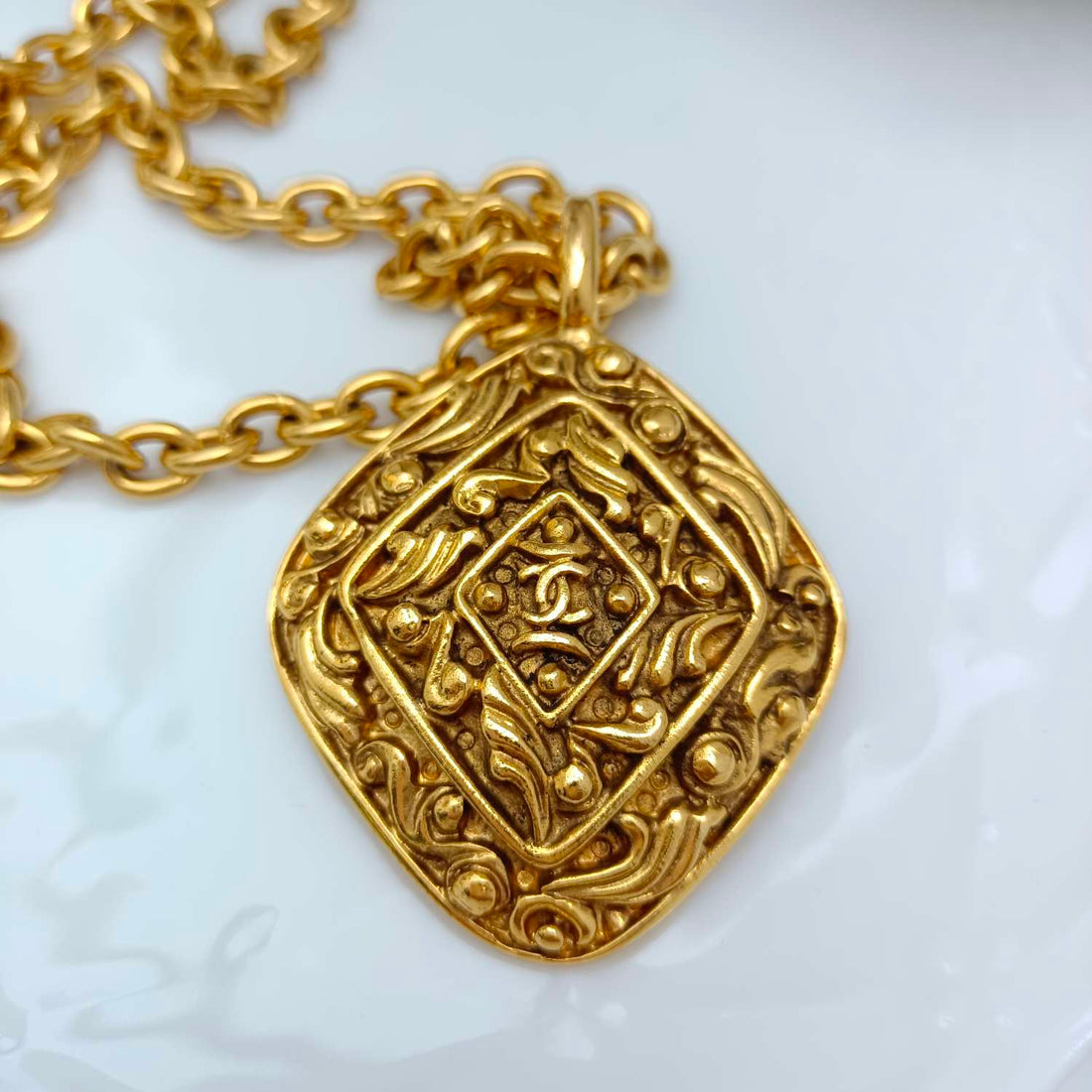 Chanel Vintage 1990s Gold-Plated Grapevine & Diamond Motif Sweater Chain - Grade A