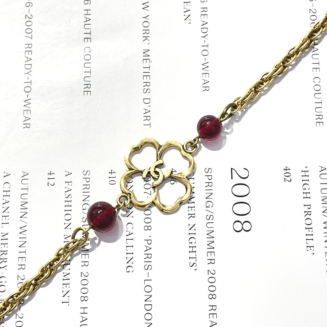 Chanel Vintage 1983 Four-Leaf Clover Bracelet - Distressed Gold & Red Glass Beads - 19.5cm - Grade A - Gold-Plated & Glass