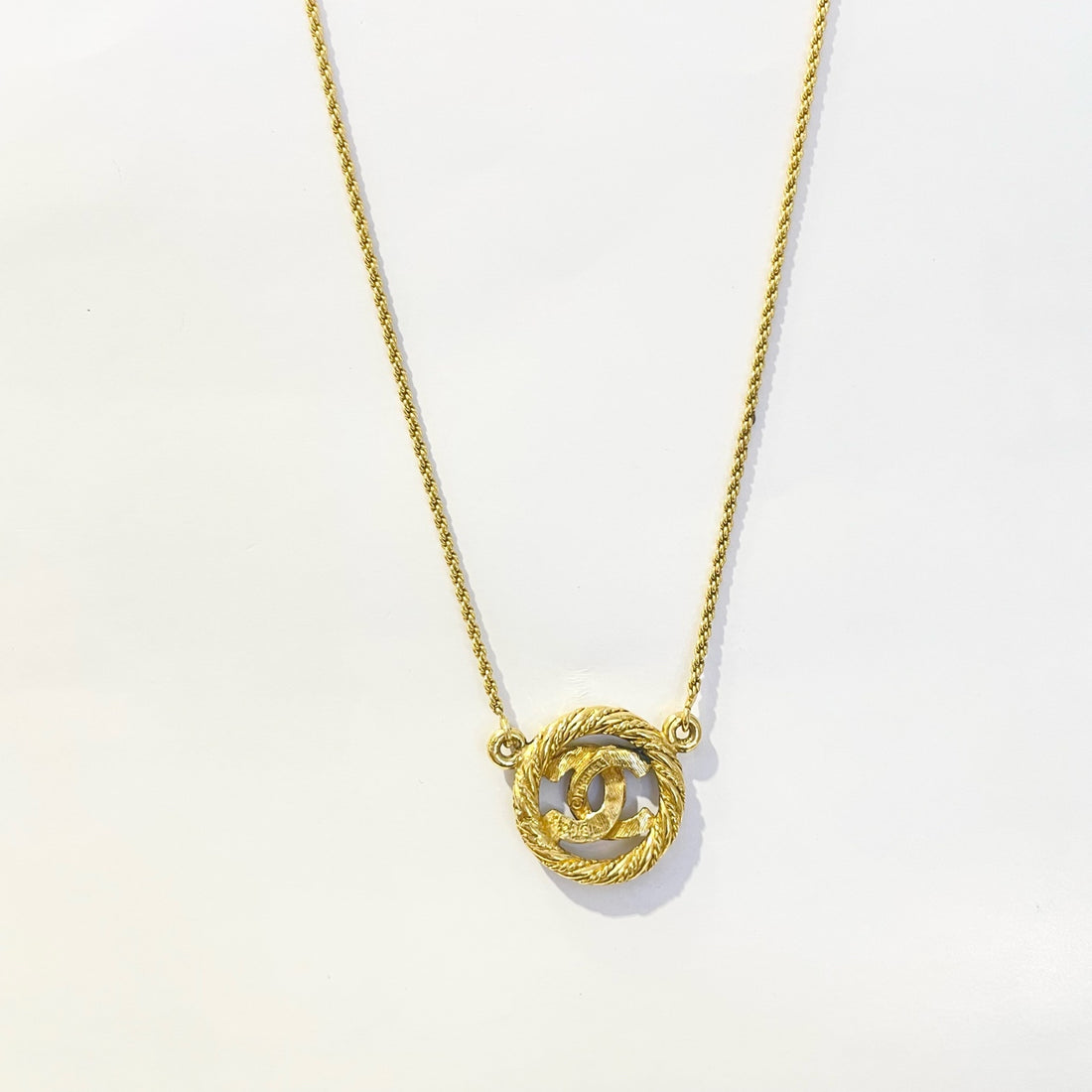 Chanel Vintage 1990s Gold-Plated Rope & Disc Pendant Necklace - Grade A