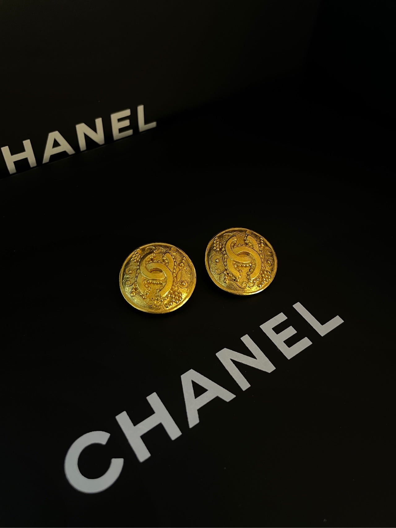 CHANEL Vintage Gold-Tone "Lava" Double C Grapevine Button Earclips (Grade A)