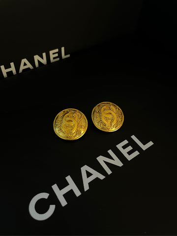 CHANEL Vintage Gold-Tone "Lava" Double C Grapevine Button Earclips (Grade A)