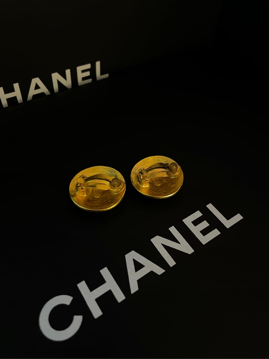 CHANEL Vintage Gold-Tone "Lava" Double C Grapevine Button Earclips (Grade A)