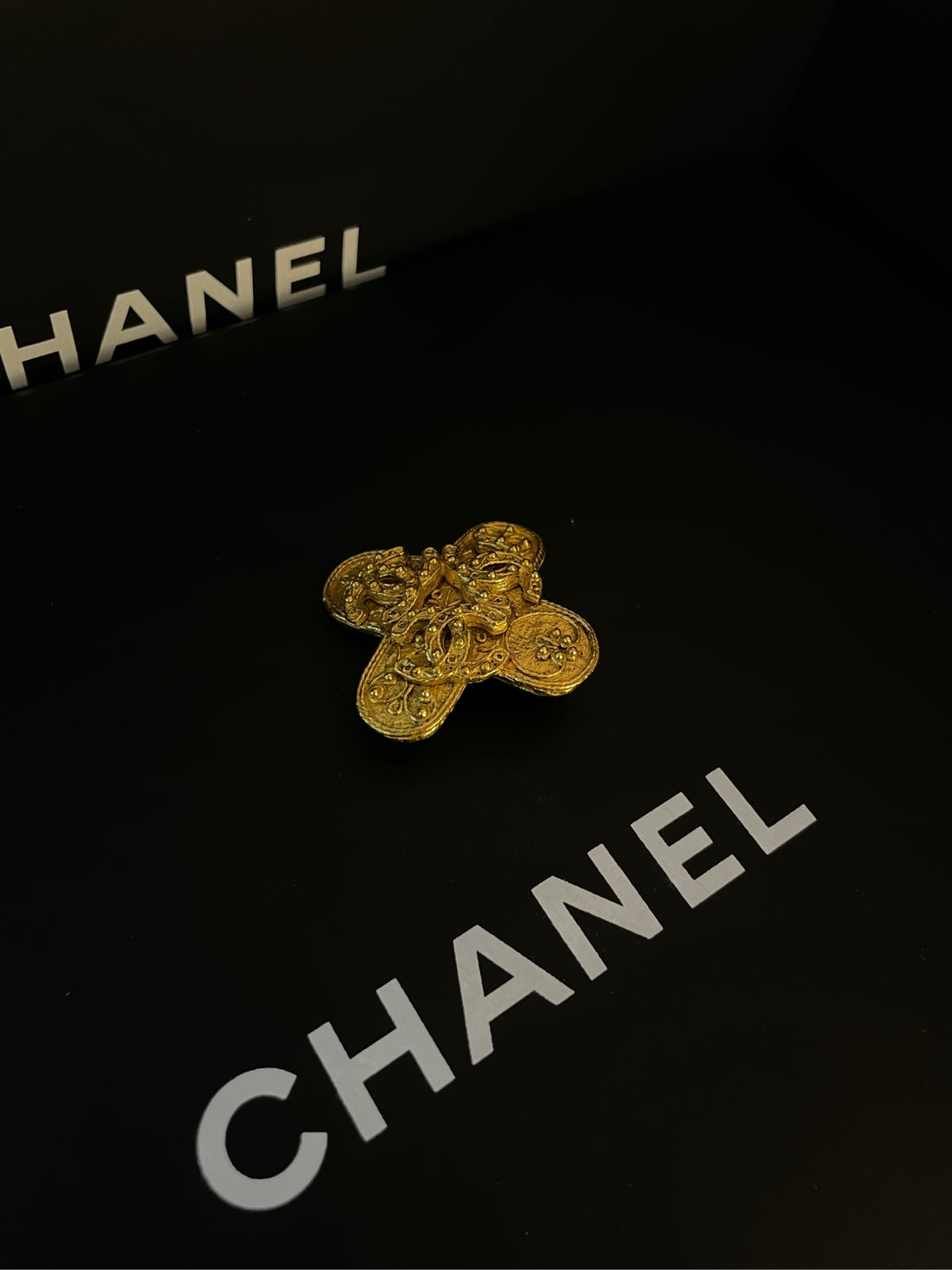 Chanel Glass Grapevine Brooch 4.7cm Gold-Plated 94A